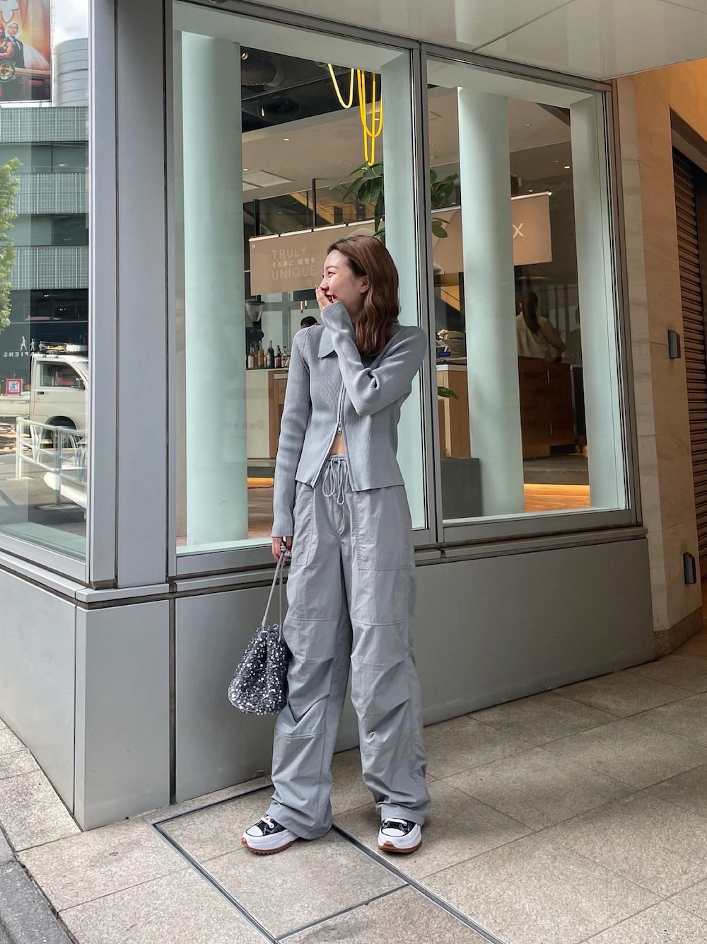 「秋服、秋コーデ、グレー、グレーコーデ、オールグレー、ダブルジップ、カーゴパンツ、スニーカーコーデ、キラキラバッグ、スパンコール」｜「COLONY 2139のエステルヤーン衿付きダブルジップリブトップス（ニット/セーター、グレー系）」を使った、fuyukaさん（レディース・158cm）の秋コーディネートの1枚目の写真