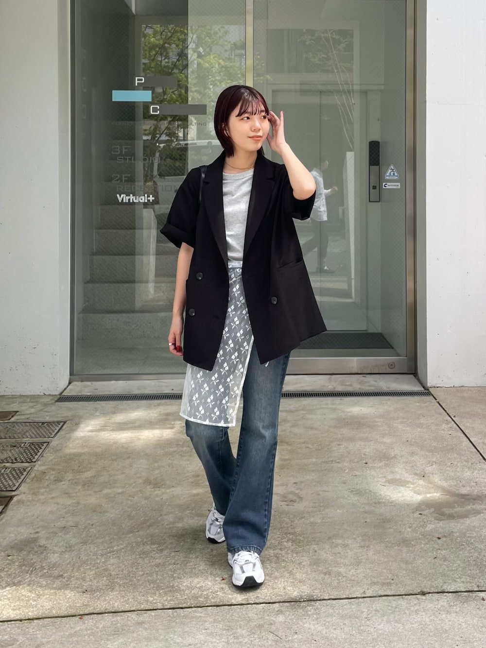 「レーススカート、ラップスカート、レース、ジャケット、半袖ジャケット、ジャケットスタイル、デニム、デニムコーデ」｜「COLONY 2139のテックリネン半袖テーラードジャケット（テーラードジャケット、ブラック系）」を使った、fuyukaさん（レディース・158cm）の春コーディネートの1枚目の写真