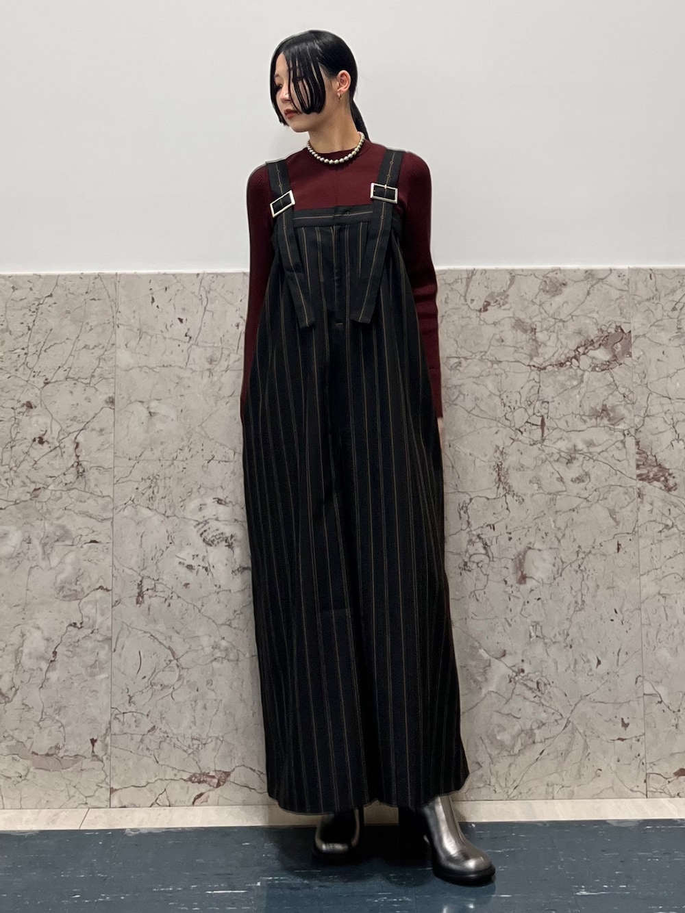 ブラック系のつなぎ/オールインワン、ブラウン系のニット/セーター、シルバー系のブーツを着用したレディースの夏コーディネートの1枚目の写真