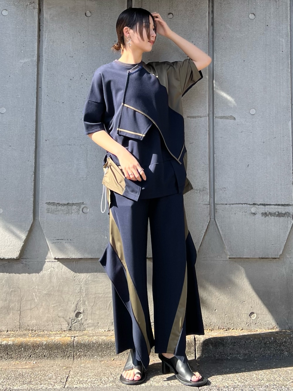 その他のその他パンツ、その他のTシャツ/カットソー、ブラック系のサンダルを着用したレディースの冬コーディネートの1枚目の写真