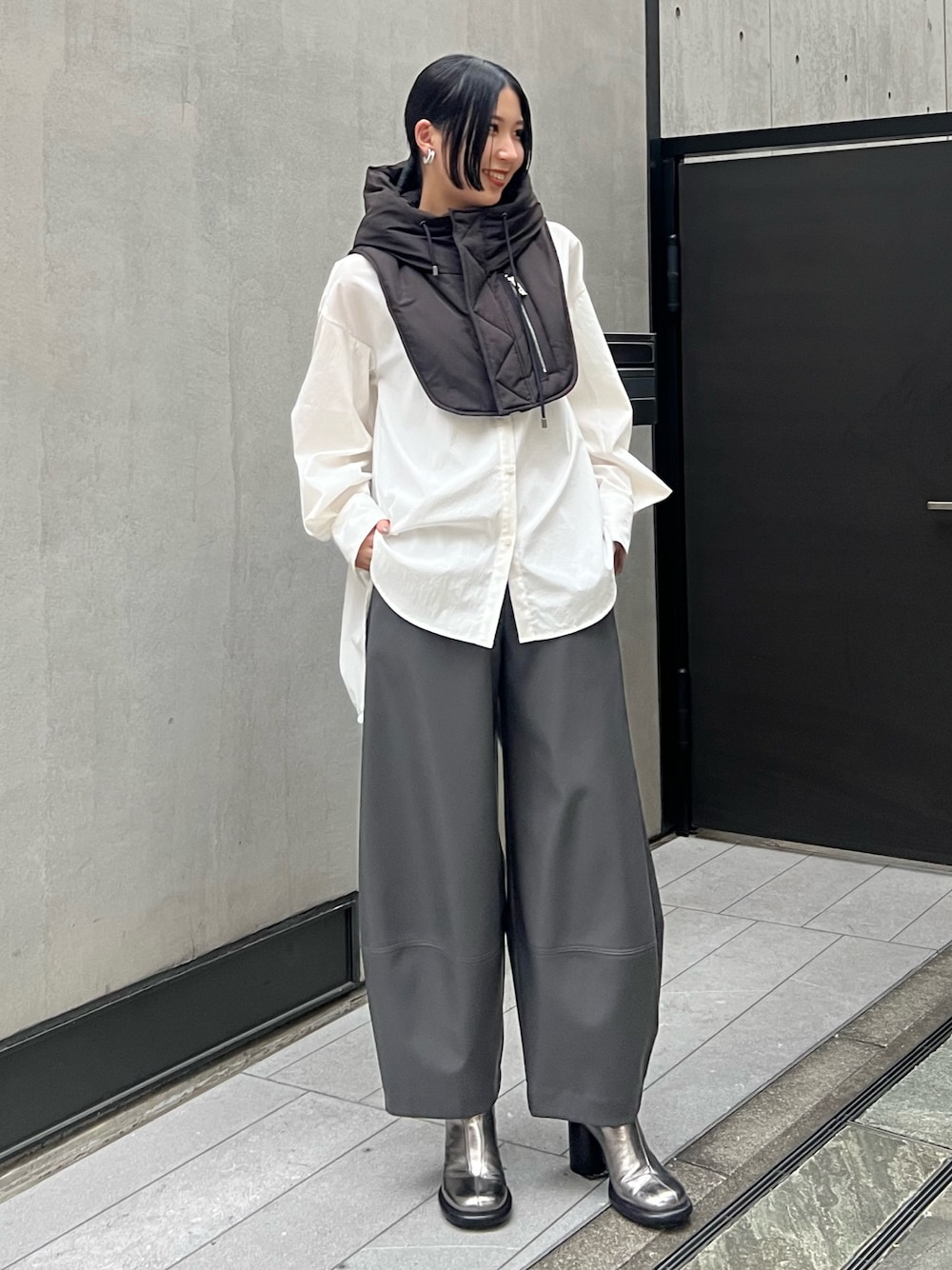 ホワイト系のシャツ/ブラウス、グレー系のその他パンツ、シルバー系のブーツを着用したレディースの夏コーディネートの1枚目の写真