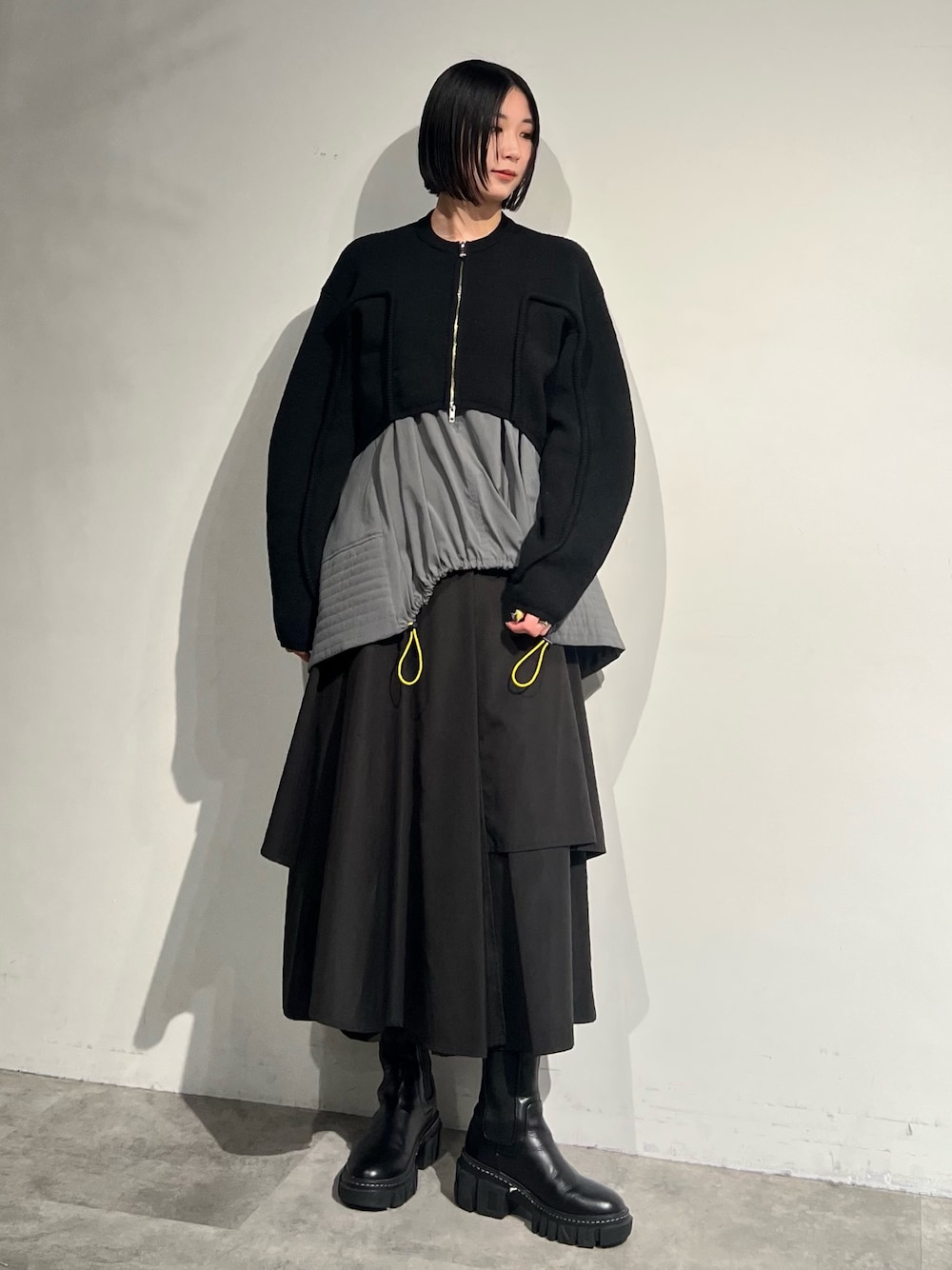 ブラック系のカーディガン/ボレロ、グレー系のシャツ/ブラウス、ブラック系のその他パンツを着用したレディースの冬コーディネートの1枚目の写真