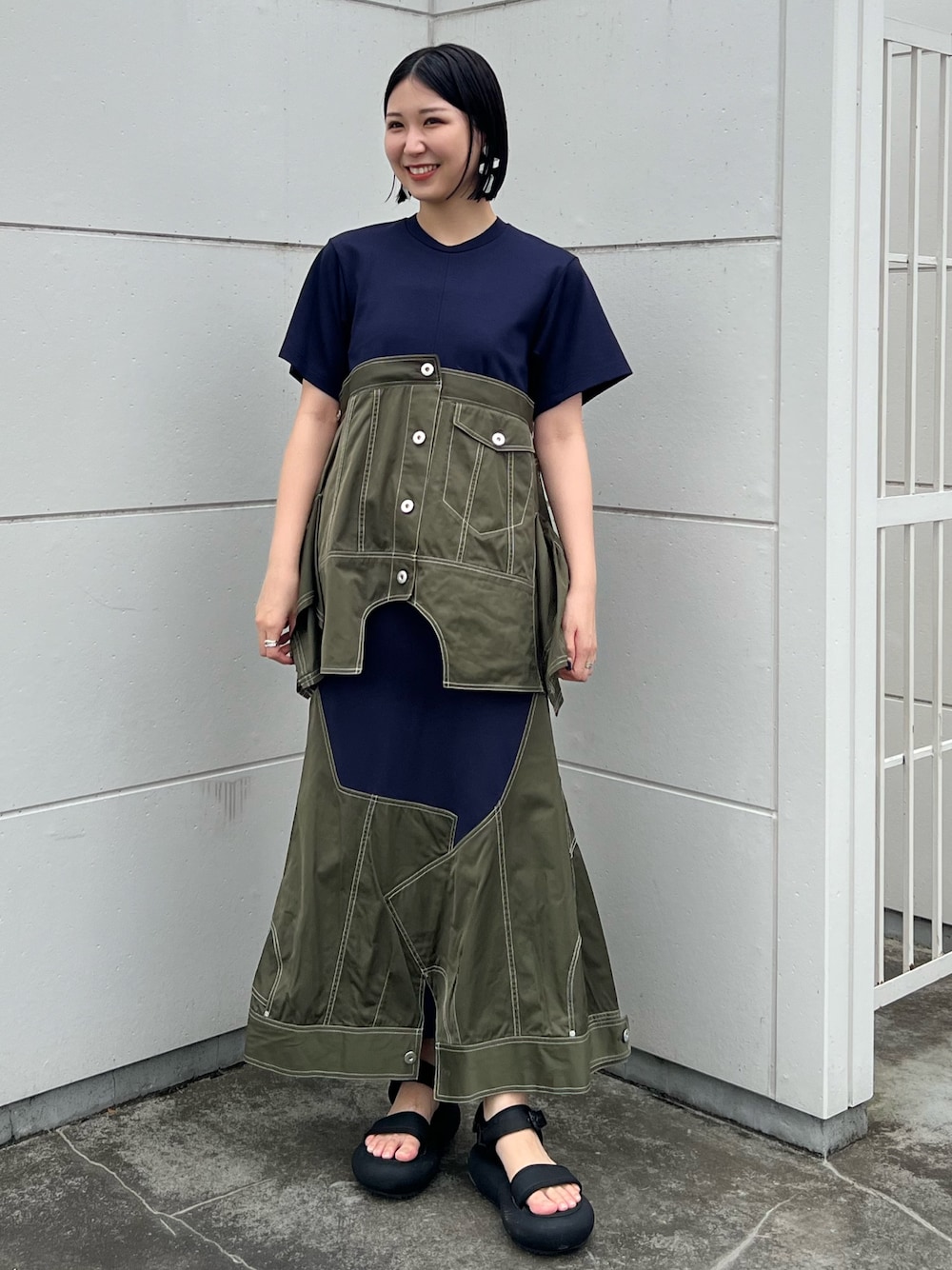 グリーン系のTシャツ/カットソー、グリーン系のスカートを着用したレディースの夏コーディネートの1枚目の写真
