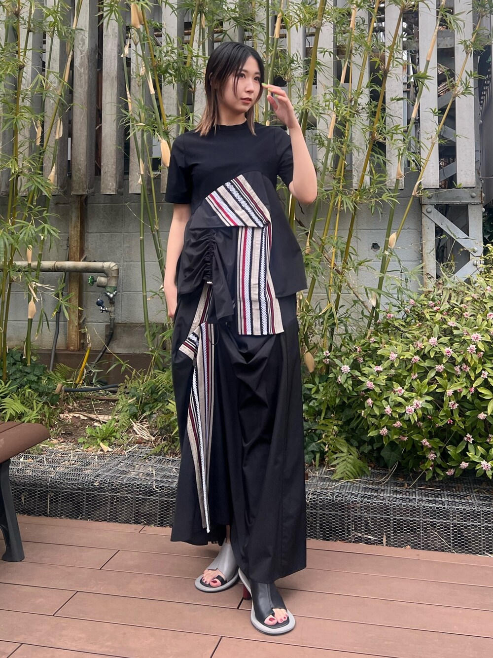 レッド系のTシャツ/カットソー、レッド系のスカート、その他のサンダルを着用したレディースの春コーディネートの1枚目の写真