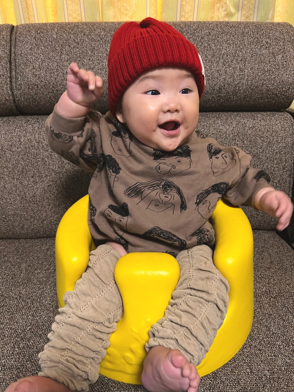 「西松屋のアイテム（ニットキャップ/ビーニー、レッド系）」を使った、いとさん（メンズ・70cm）の冬コーディネートの1枚目の写真