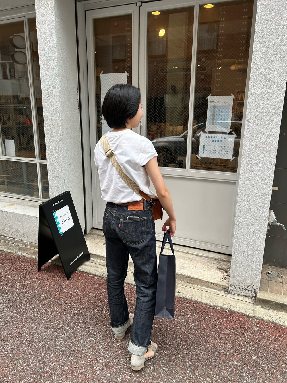 「夏コーデ、白Tシャツ、Levi's、デニム、革バッグ、シルバーシューズ」｜「Levi'sの《追加》《WEB限定》【Levi’s/リーバイス】別注501(R) ORIGINAL BLACK L30（デニムパンツ、ブラック系）」を使った、ちゃそさん（レディース・157cm）の夏コーディネートの1枚目の写真