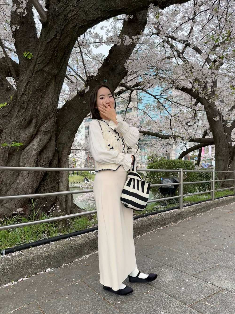 「春のNewスタイル、春ファッション、シンプルコーデ、春、キレイめ、ベスト、ワントーンコーデ、お花見コーデ」｜「Vietnamのアイテム（ベスト、ベージュ系）」を使った、ちゃそさん（レディース・157cm）の春コーディネートの1枚目の写真