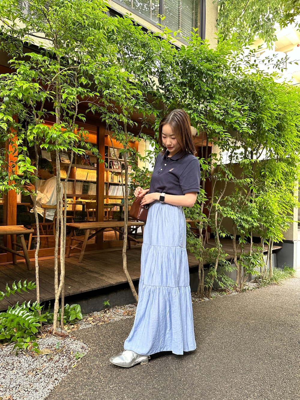 「きれいめカジュアル、オトナカジュアル、ティアードスカート、ブルー、ネイビー、ネイビー×ブルー、MAISON KITSUNE、シルバーシューズ」｜「Maison KitsuneのFOX HEAD PATCH CLASSIC POLO（ポロシャツ、ブルー系）」を使った、ちゃそさん（レディース・157cm）の春コーディネートの1枚目の写真