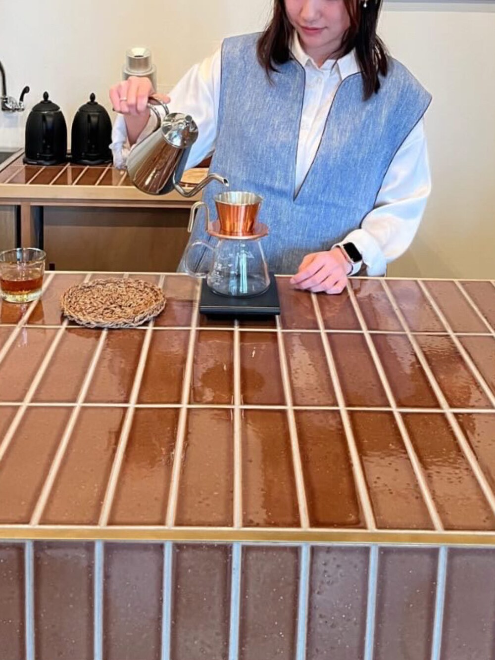 「春のおしゃ見えテクニック、春服コーデ、春服、デニム、カフェ、SENSE OF PLACE by URBAN RESEAR、デニムオンデニム、サテンシャツ、シャツスタイル、ジレ、ジレスタイル」｜「SENSE OF PLACE by URBAN RESEARCHのサテンルーズシャツ（シャツ/ブラウス、ホワイト系）」を使った、ちゃそさん（レディース・157cm）の春コーディネートの1枚目の写真