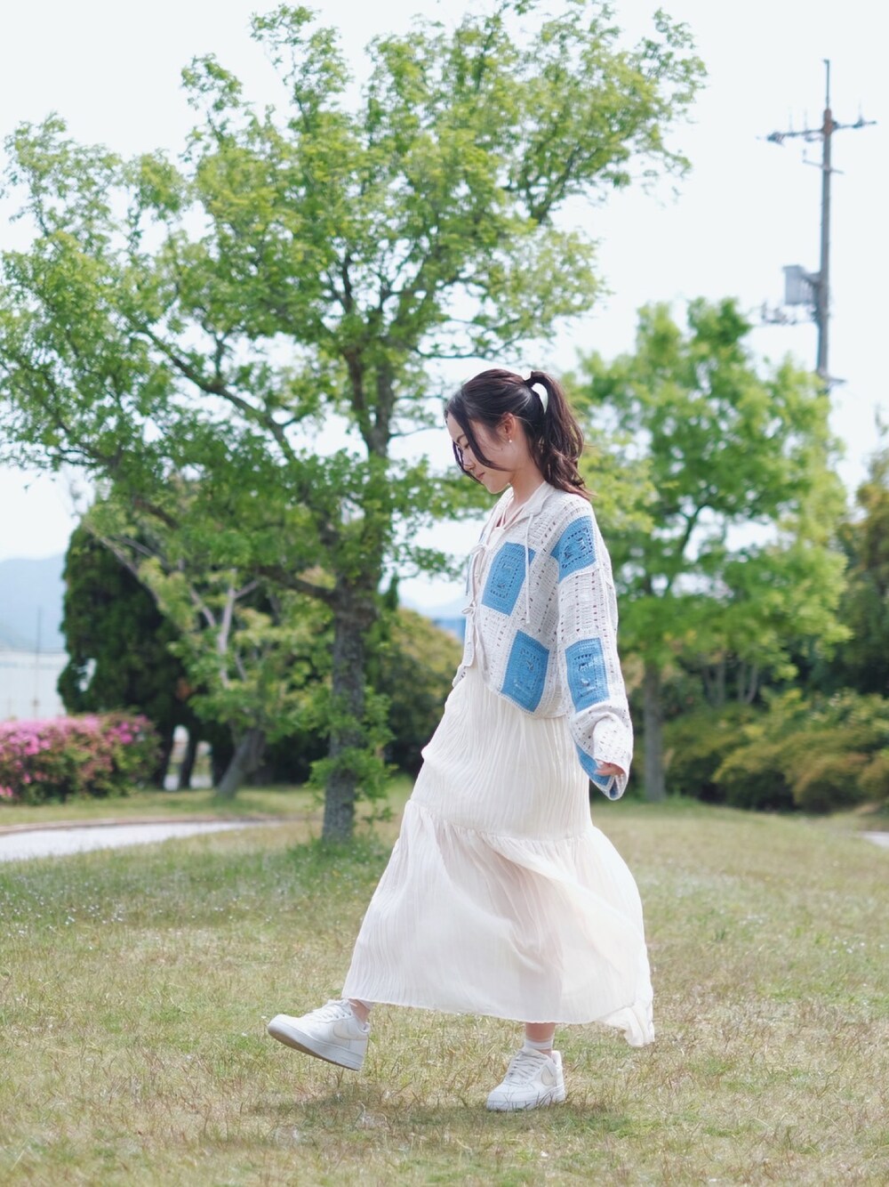 「春夏コーデ、クロシェニット、カーティガン、青×白、ホワイトコーデ、Kastane、NIKE AIR FORCE、デート」｜「KastaneのSS2023 クロシェニットカーディガン（トップス、ホワイト系）」を使った、ちゃそさん（レディース・157cm）の春コーディネートの1枚目の写真