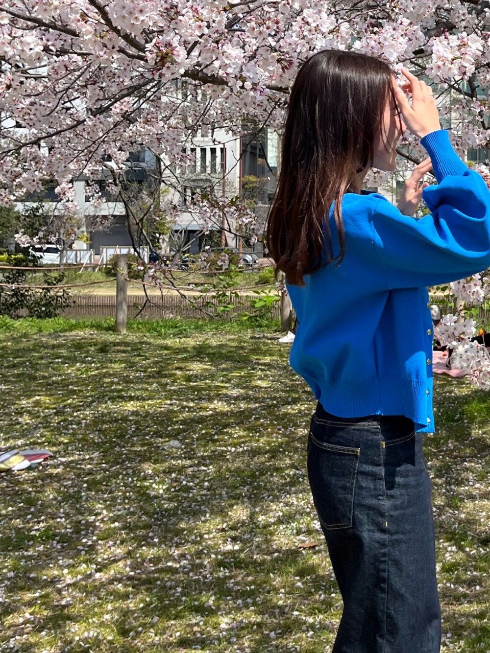 「お出かけコーデ日記、春服コーデ、デニムパンツ、デニムコーデ、カーディガン、お花見」｜「VISの万能！多釦ニットカーディガン（カーディガン/ボレロ、ブルー系）」を使った、ちゃそさん（レディース・157cm）の春コーディネートの1枚目の写真