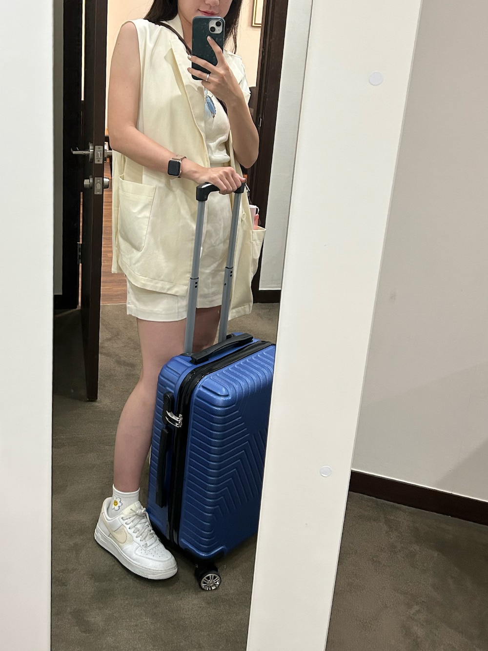「韓国ファッション、ショートパンツ、ジレ、ワントーンコーデ、白、ホワイトコーデ、旅行、Kastane、wcloset」｜「w closetのサイドベルトW前テーラードジレ（ベスト、ホワイト系）」を使った、ちゃそさん（レディース・157cm）の夏コーディネートの1枚目の写真