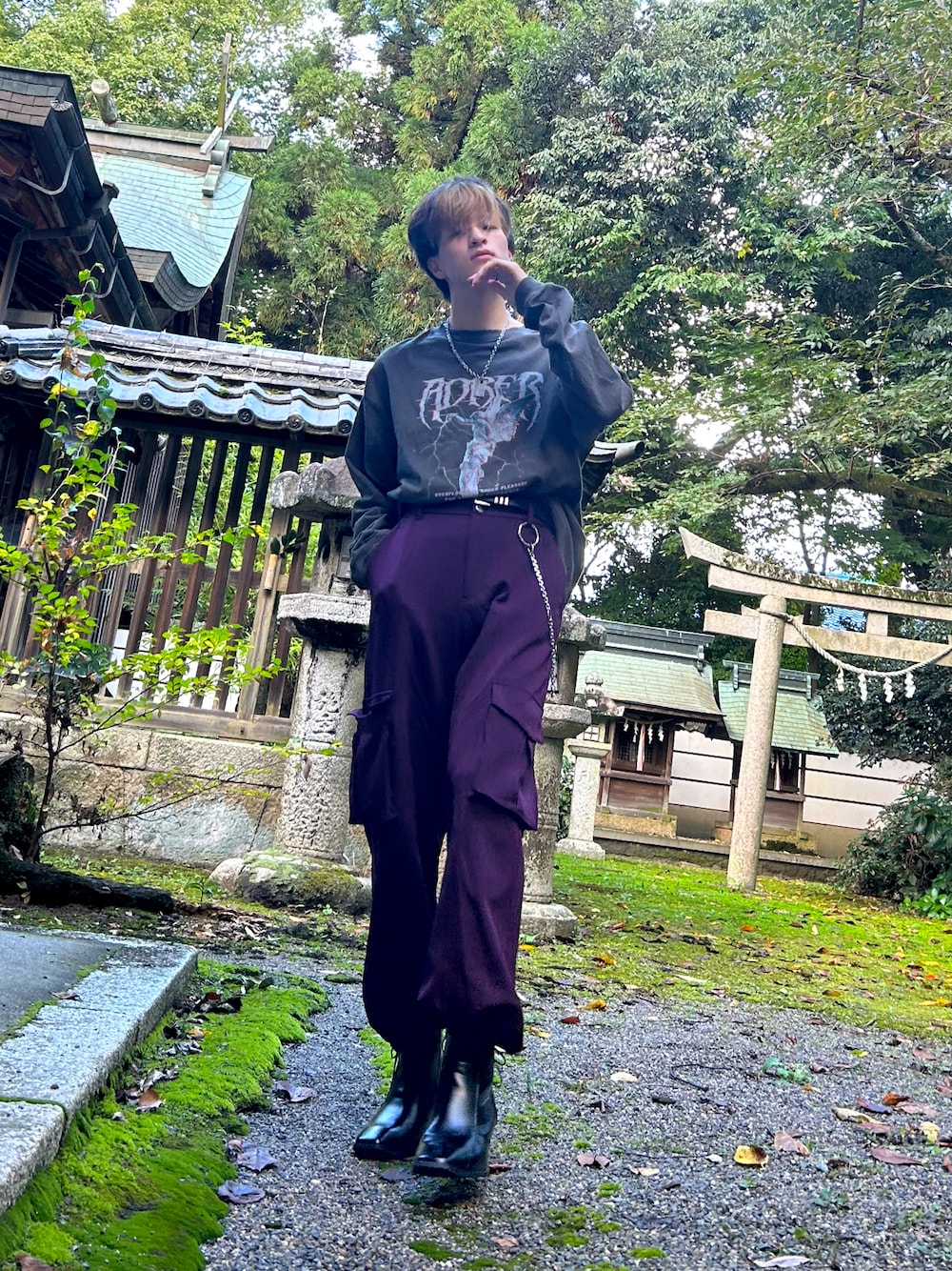 グレー系のTシャツ/カットソー、パープル系のカーゴパンツ、ブラック系のブーツを着用したメンズの秋コーディネートの1枚目の写真