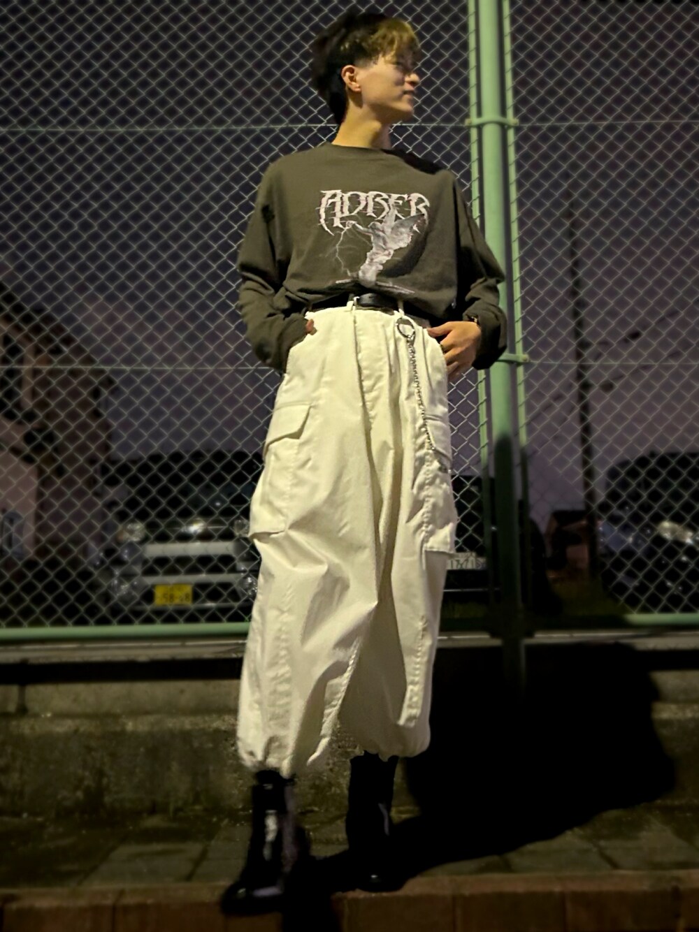 グレー系のTシャツ/カットソー、ホワイト系のカーゴパンツ、ブラック系のブーツを着用したメンズの秋コーディネートの1枚目の写真