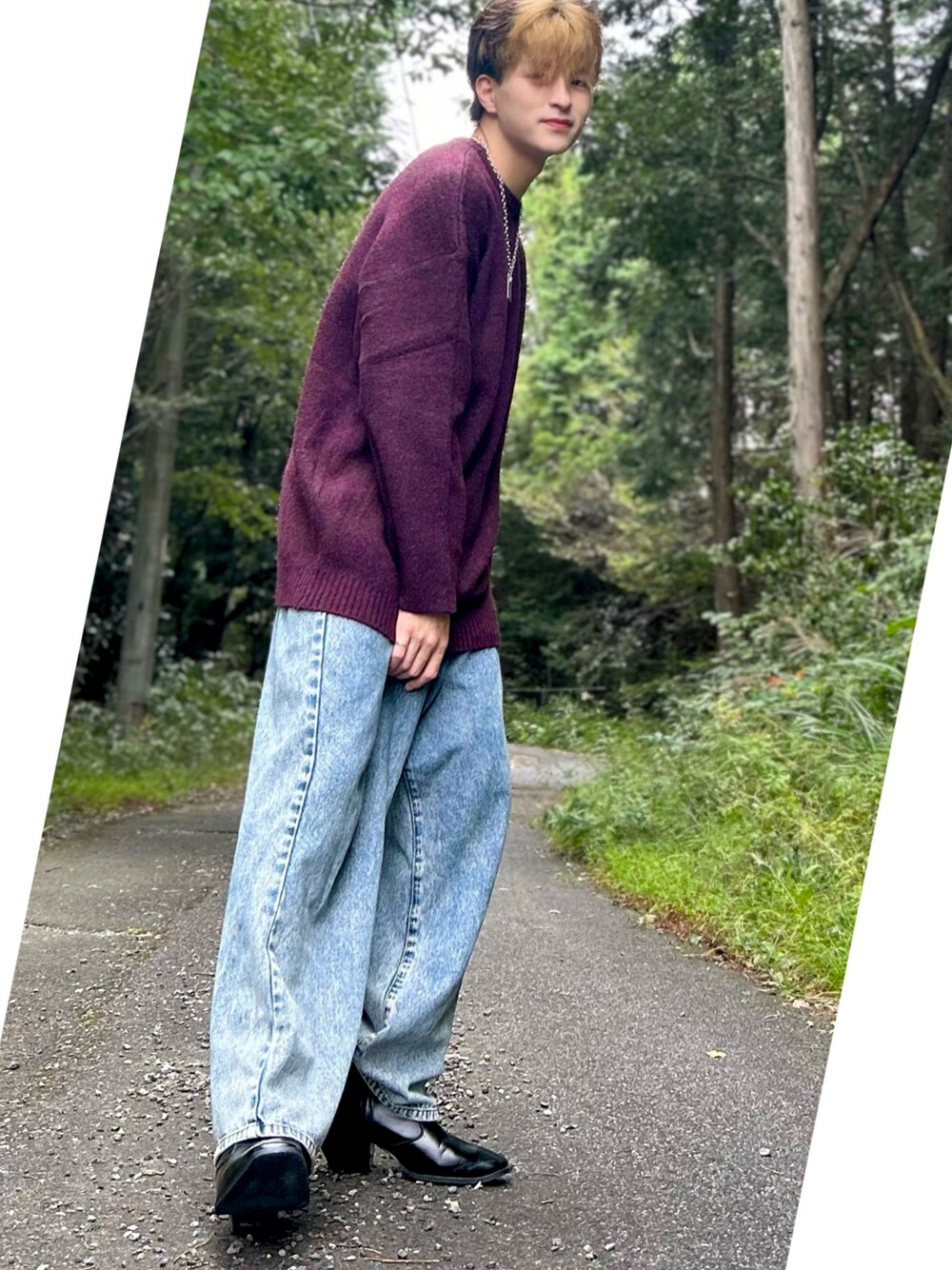 レッド系のニット/セーター、ブルー系のデニムパンツ、ブラック系のブーツを着用したメンズの秋コーディネートの1枚目の写真