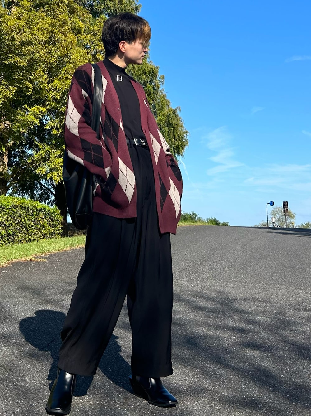 レッド系のカーディガン/ボレロ、ブラック系のTシャツ/カットソー、ブラック系のその他パンツを着用したメンズの秋コーディネートの1枚目の写真
