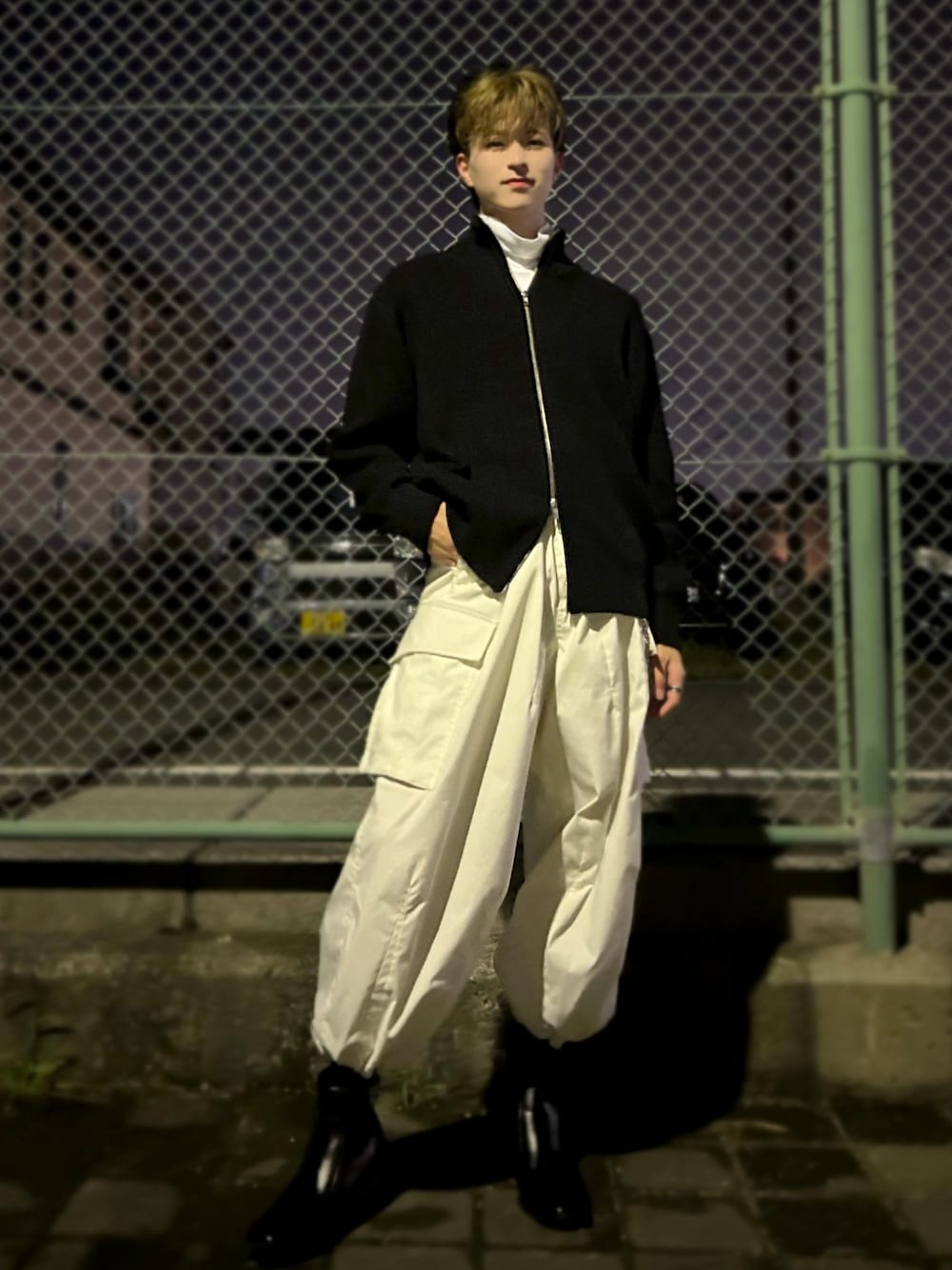ブラック系のジャケット/アウター、ホワイト系のTシャツ/カットソー、ホワイト系のカーゴパンツを着用したメンズの秋コーディネートの1枚目の写真