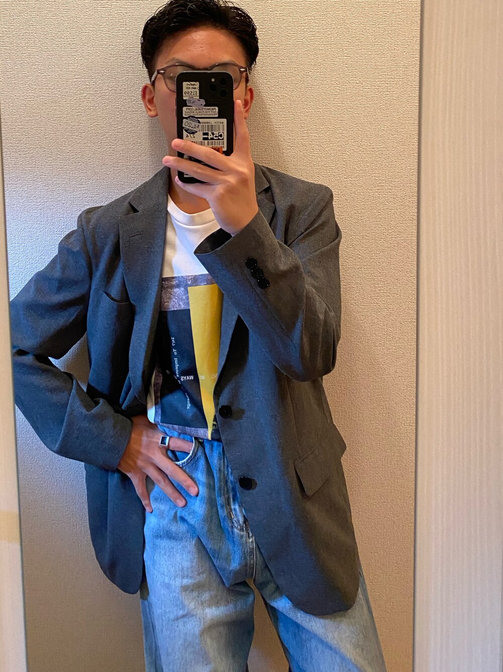 「デニムパンツ、サングラス、グラフィックＴ、ジャケット」｜「GUのアイテム（スーツジャケット、グレー系）」を使った、joncさん（骨格ウェーブ・メンズ・168cm）の春コーディネートの1枚目の写真