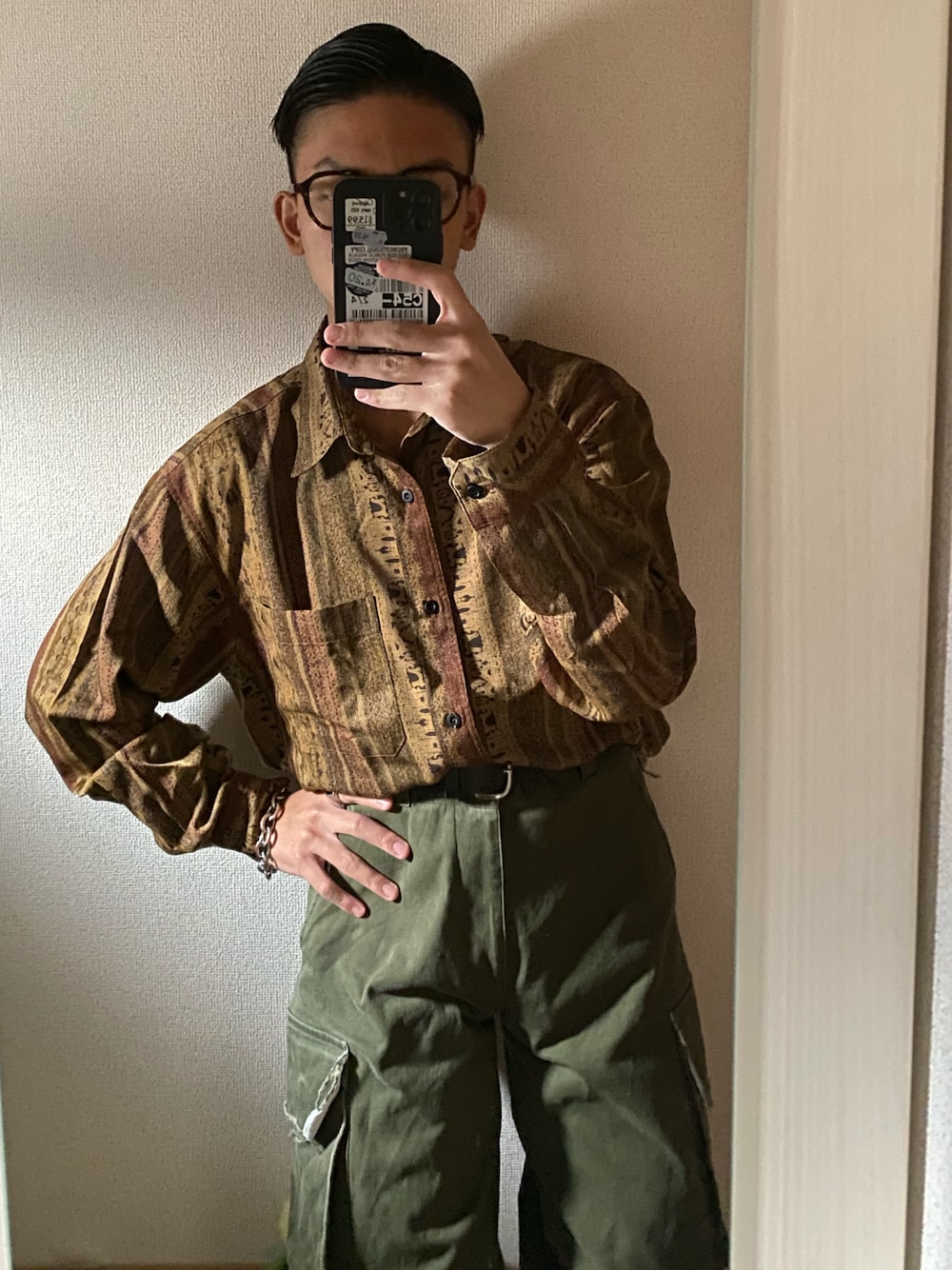 「カーゴパンツ、柄シャツ、シンプルコーデ」｜「soerteのM47 Wide straight military pants / ワイドストレート ミリタリー カーゴパンツ（カーゴパンツ、グリーン系）」を使った、joncさん（骨格ウェーブ・メンズ・168cm）の春コーディネートの1枚目の写真