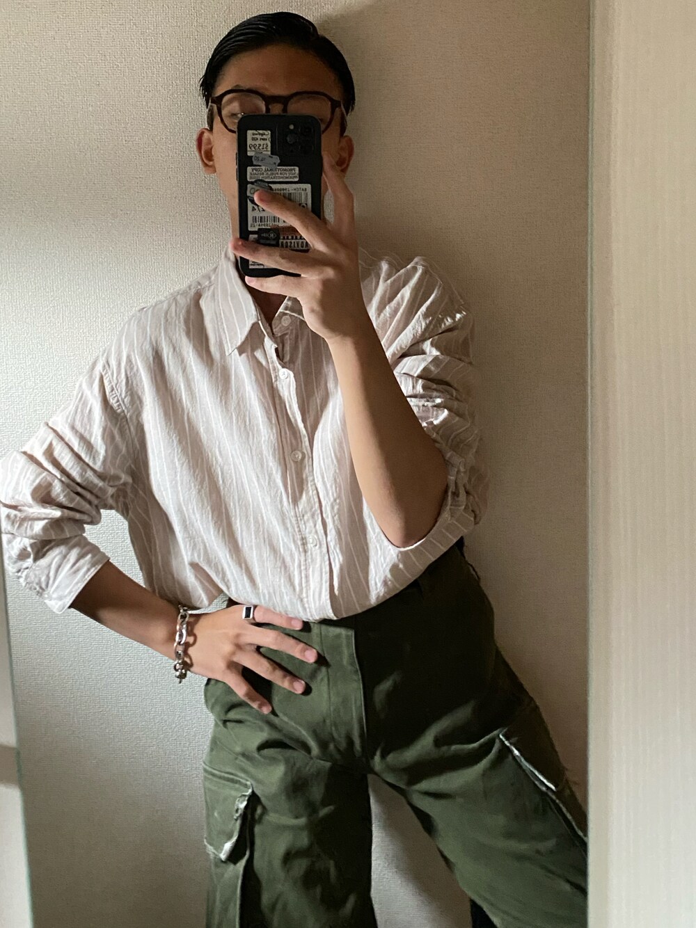 「シャツスタイル、シンプルコーデ、カーゴパンツ」｜「H&Mのアイテム（シャツ/ブラウス、ベージュ系）」を使った、joncさん（骨格ウェーブ・メンズ・168cm）の春コーディネートの1枚目の写真