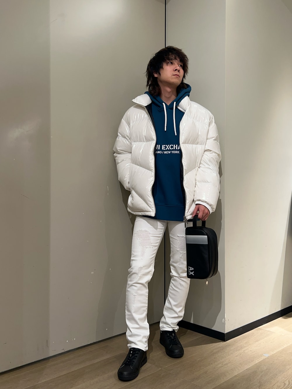 「冬のコーデ、スニーカー、スニーカーコーデ、パーカー、カジュアルコーデ、カジュアル、白パンツ、スキニーデニム、アルマーニエクスチェンジ、armaniexchange、AXchanger、AXchange」｜「ARMANI EXCHANGEの【A|X アルマーニ エクスチェンジ】リアルダウンジャケット（ダウンジャケット/コート、ブラック系）」を使った、428さん（メンズ・173cm）の冬コーディネートの1枚目の写真