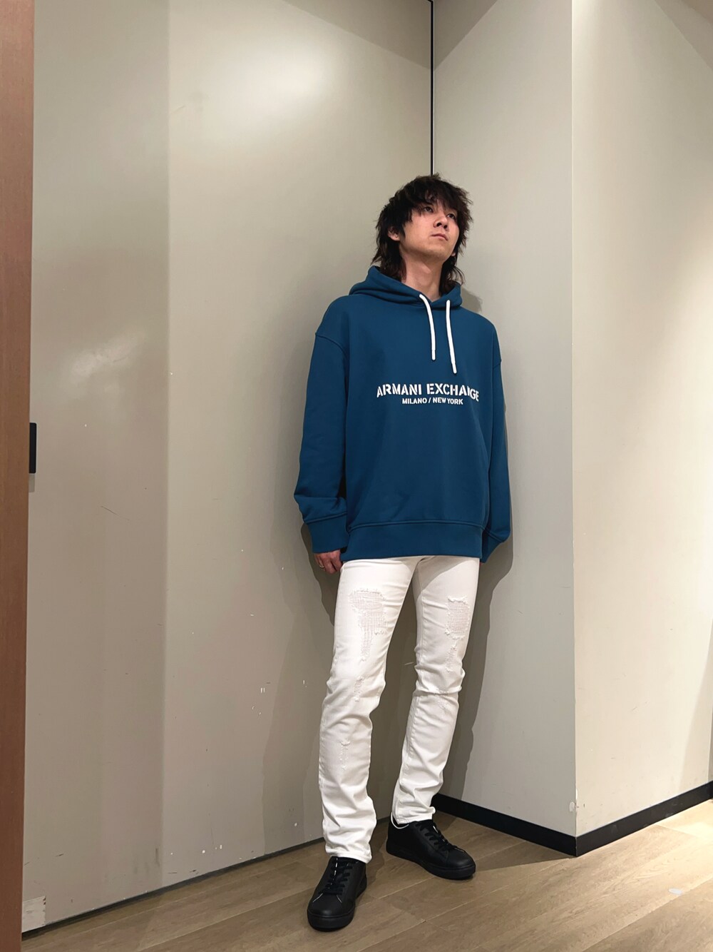 「シンプル、アルマーニエクスチェンジ、AXchanger、AXchange、armaniexchange、メンズファッション、パーカー、秋冬コーデ、秋コーデ、春コーデ、スキニーデニム」｜「ARMANI EXCHANGEの【A|X アルマーニ エクスチェンジ】ダメージ　デニムパンツ_J13/SLIM（デニムパンツ、ホワイト系）」を使った、428さん（メンズ・173cm）の冬コーディネートの1枚目の写真