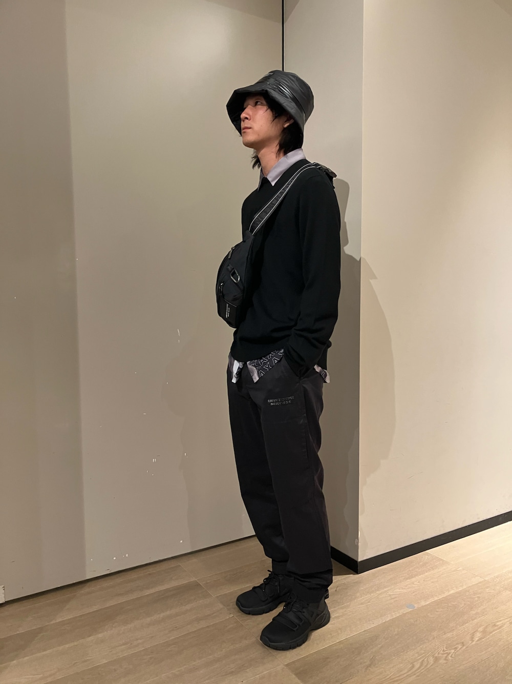 「休日コーデ、大人コーデ、秋、armaniexchange、AXchanger、AXchange、アルマーニエクスチェンジ、レイヤードスタイル、モード、シャツ、ニット、黒、メンズコーデ、シンプル、シンプルコーデ」｜「ARMANI EXCHANGEの【A|X アルマーニ エクスチェンジ】パファーバケットハット（ハット、ブラック系）」を使った、428さん（メンズ・173cm）の秋コーディネートの1枚目の写真