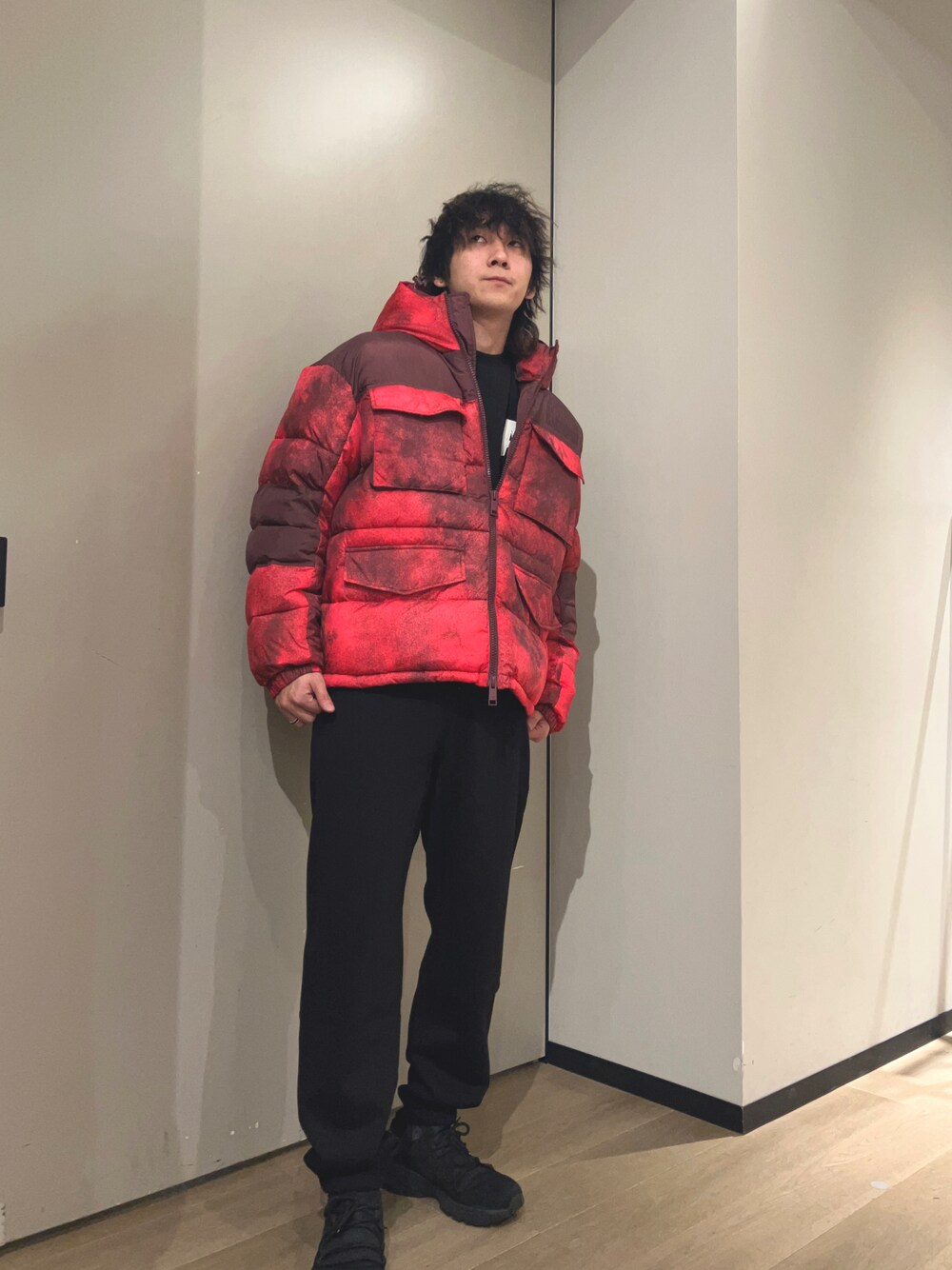 「休日コーデ、アルマーニエクスチェンジ、AXchanger、AXchange、armaniexchange、シンプル、冬アウター、スニーカーコーデ、冬コーデ、シンプルスタイル、ダウンジャケット」｜「ARMANI EXCHANGEの【A|X アルマーニ エクスチェンジ】AXロゴ スウェットプルオーバー (UNISEX CAPSULE)（スウェット、ブラック系）」を使った、428さん（メンズ・173cm）の冬コーディネートの1枚目の写真