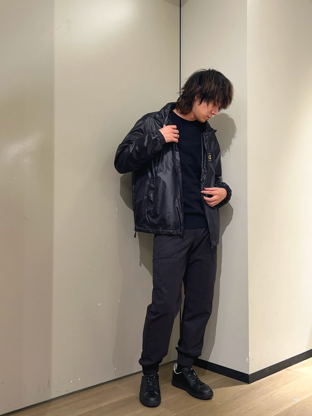「アルマーニエクスチェンジ、AXchanger、AXchange、armaniexchange、スニーカーコーデ、オールブラック、シンプルコーデ、シンプル、きれいめカジュアル、ブルゾン、ニット」｜「ARMANI EXCHANGEの【A|X アルマーニ エクスチェンジ】カーゴジョガーパンツ（チノパンツ、ブラック系）」を使った、428さん（メンズ・173cm）の冬コーディネートの1枚目の写真