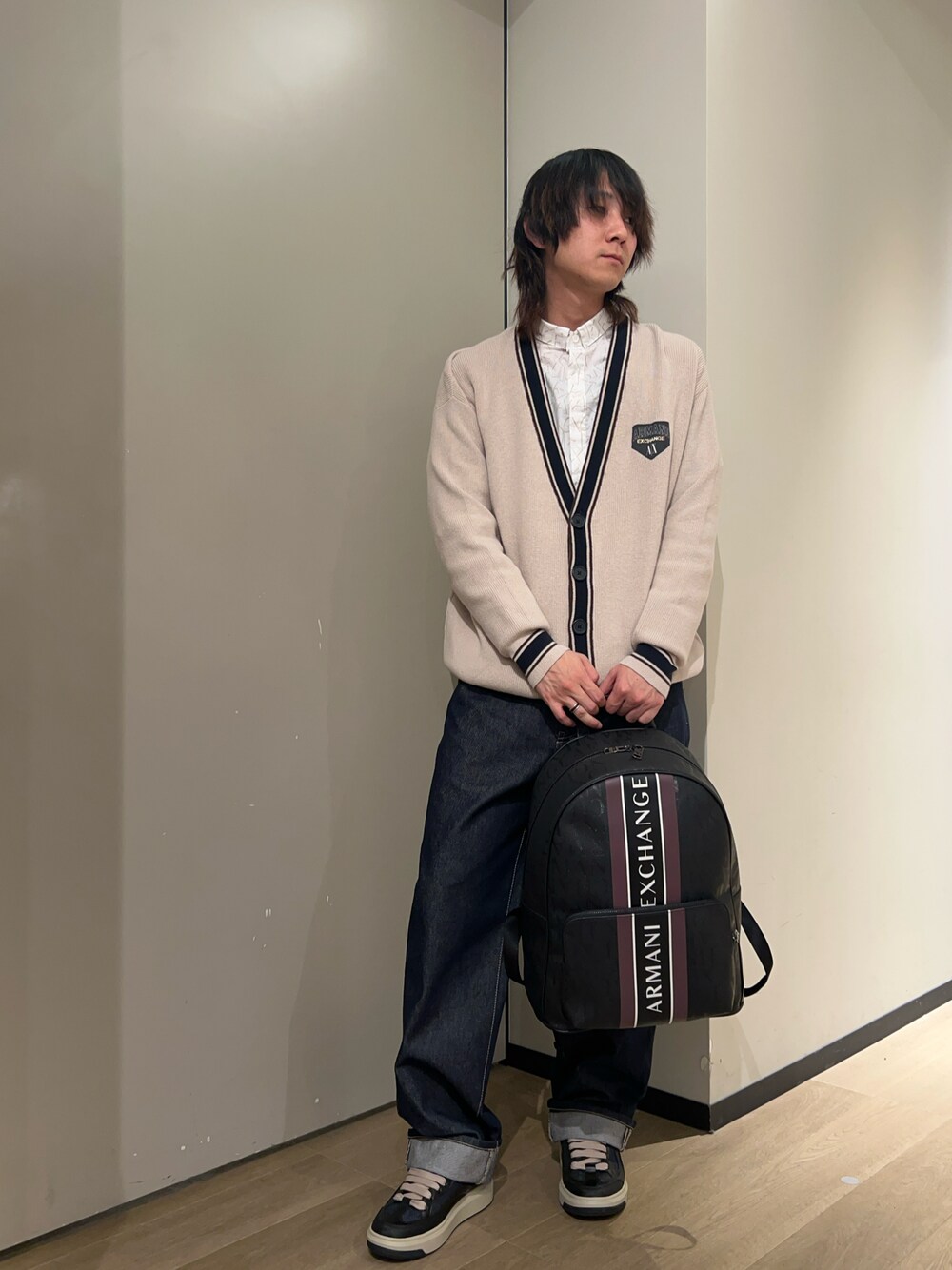 「メンズファッション、ビッグシルエット、はるコーデ、春コーデ、カーディガン、カジュアルコーデ、オールドスクール、ストリートコーデ、スニーカー、アルマーニエクスチェンジ、armaniexchange、AXchanger、AXchange」｜「ARMANI EXCHANGEの【A|X アルマーニ エクスチェンジ】オールオーバーロゴ　長袖シャツ/SLIM（シャツ/ブラウス、ホワイト系）」を使った、428さん（メンズ・173cm）の冬コーディネートの1枚目の写真