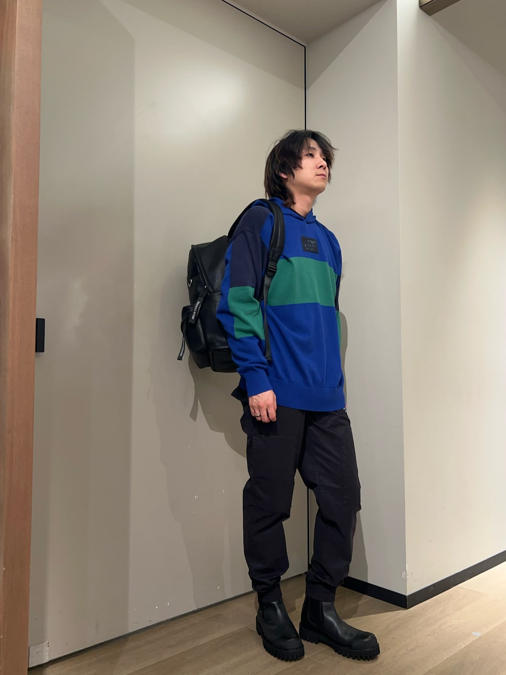 「シンプル、カジュアルコーデ、カジュアル、メンズファッション、カーゴパンツ、きれいめカジュアル、ブーツ、ラフ、アルマーニエクスチェンジ、AXchanger、AXchange、armaniexchange」｜「ARMANI EXCHANGEの【A|X アルマーニ エクスチェンジ】カラーブロック フード付きニットプルオーバー（ニット/セーター、ブルー系）」を使った、428さん（メンズ・173cm）の冬コーディネートの1枚目の写真