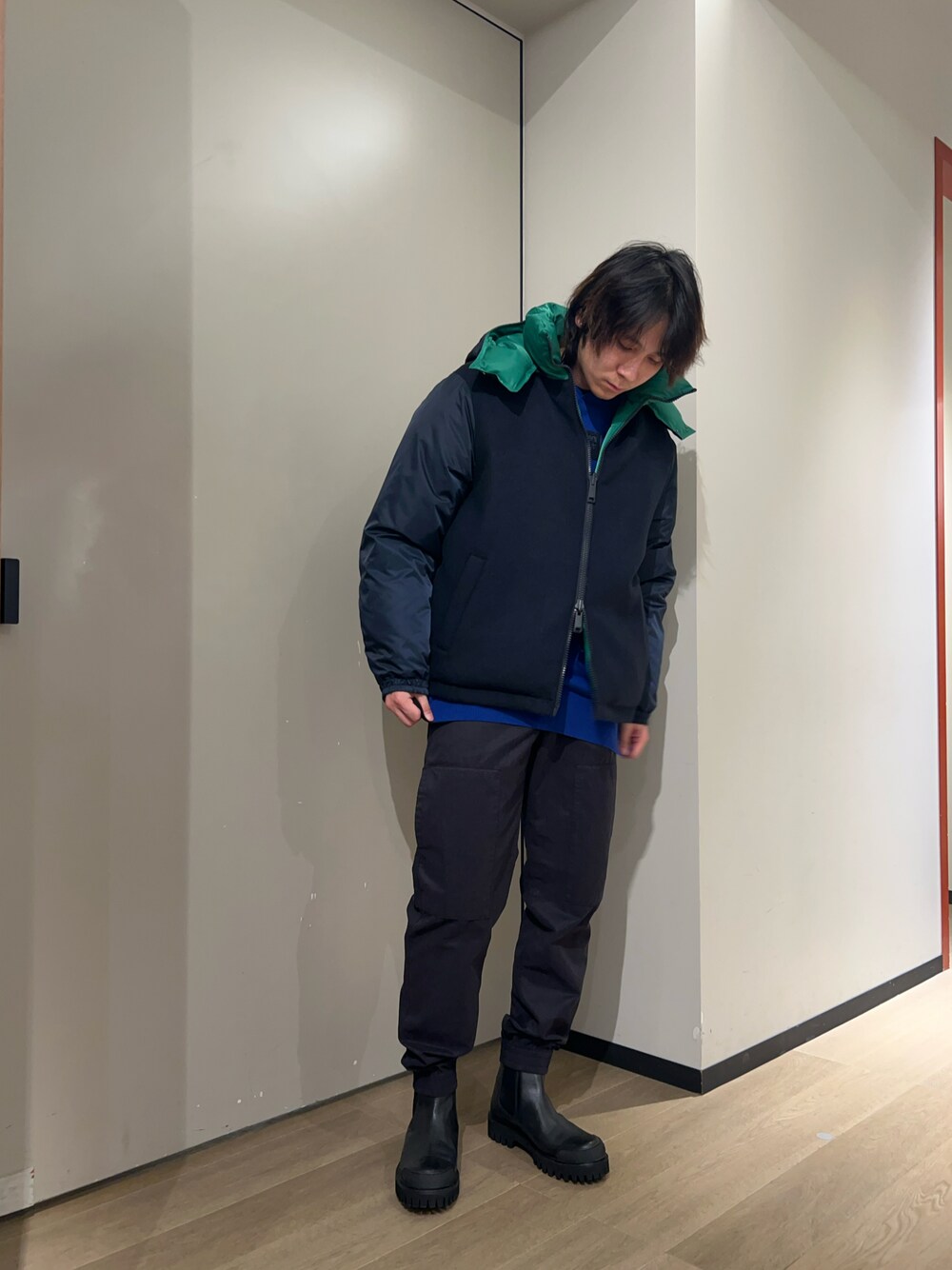 「アルマーニエクスチェンジ、AXchanger、AXchange、armaniexchange、シンプル、カーゴパンツ、ブーツ、リバーシブル、ダウンジャケット、モノトーン、オールブラック、冬のコーデ」｜「ARMANI EXCHANGEの【A|X アルマーニ エクスチェンジ】カラーブロック フード付きニットプルオーバー（ニット/セーター、ブルー系）」を使った、428さん（メンズ・173cm）の冬コーディネートの1枚目の写真