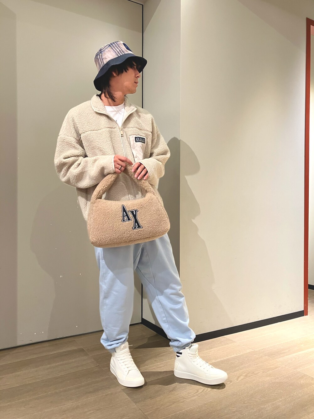 「アルマーニエクスチェンジ、AXchanger、AXchange、armaniexchange、ボア、秋冬コーデ、カジュアルコーデ、パステルカラー、シンプルコーデ、ゆるコーデ、スウェット」｜「ARMANI EXCHANGEの【A|X アルマーニ エクスチェンジ】AXロゴ ジョガーパンツ (UNISEX CAPSULE)（スウェットパンツ、ブルー系）」を使った、428さん（メンズ・173cm）の秋コーディネートの1枚目の写真