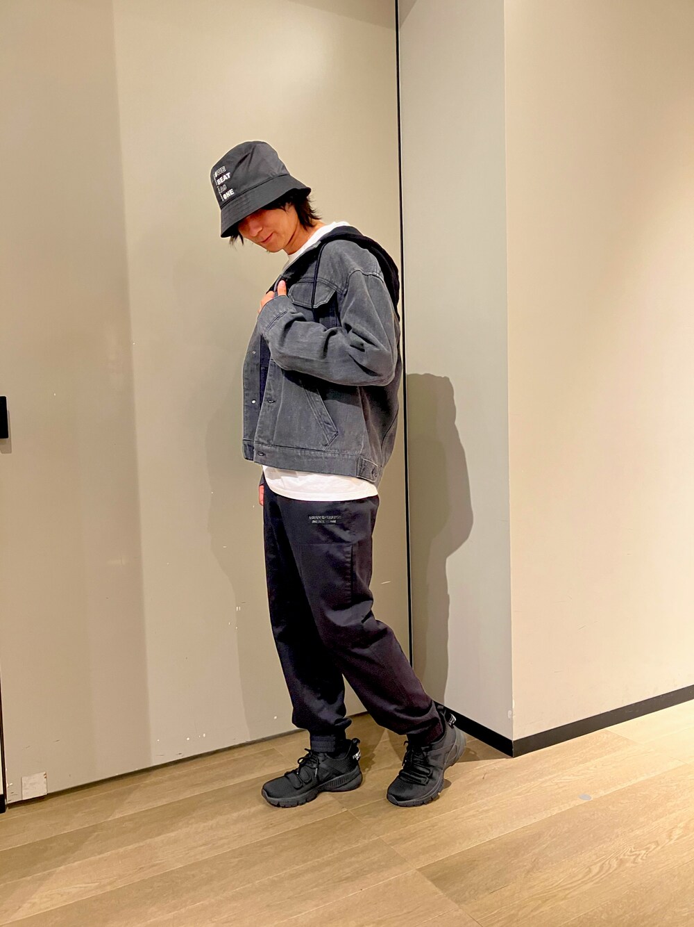 「アルマーニエクスチェンジ、armaniexchange、AXchanger、AXchange、シンプル、デニム、デニムジャケット、休日コーデ、秋、ハット、モノトーンコーデ、ラフ、メンズコーデ、シンプルコーデ」｜「ARMANI EXCHANGEの【A|X アルマーニ エクスチェンジ】フード付き　デニムジャケット（デニムジャケット、ブラック系）」を使った、428さん（メンズ・173cm）の秋コーディネートの1枚目の写真