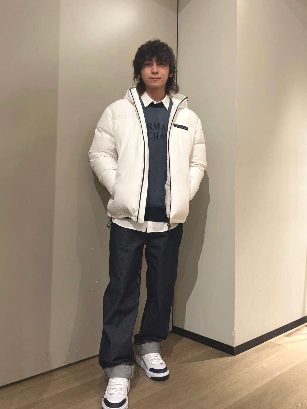 「アルマーニエクスチェンジ、AXchanger、AXchange、armaniexchange、シンプル、冬のコーデ、デニムパンツ、お出かけコーデ、休日スタイル、ダウンジャケット、アメカジコーデ、大人コーデ」｜「ARMANI EXCHANGEの【A|X アルマーニ エクスチェンジ】リサイクルナイロン製　ダウンジャケット（ダウンジャケット/コート、ホワイト系）」を使った、428さん（メンズ・173cm）の冬コーディネートの1枚目の写真