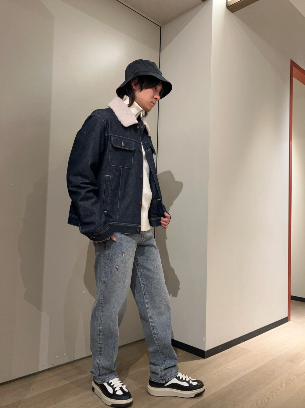 「メンズファッション、ニット、ハーフジップ、デニム、デニムジャケット、デニムパンツ、はるコーデ、バケットハット、スニーカー、アルマーニエクスチェンジ、ストリート、AXchanger、AXchange、armaniexchange」｜「ARMANI EXCHANGEの【A|X アルマーニ エクスチェンジ】ボア襟　デニムジャケット（デニムジャケット、ブルー系）」を使った、428さん（メンズ・173cm）の冬コーディネートの1枚目の写真
