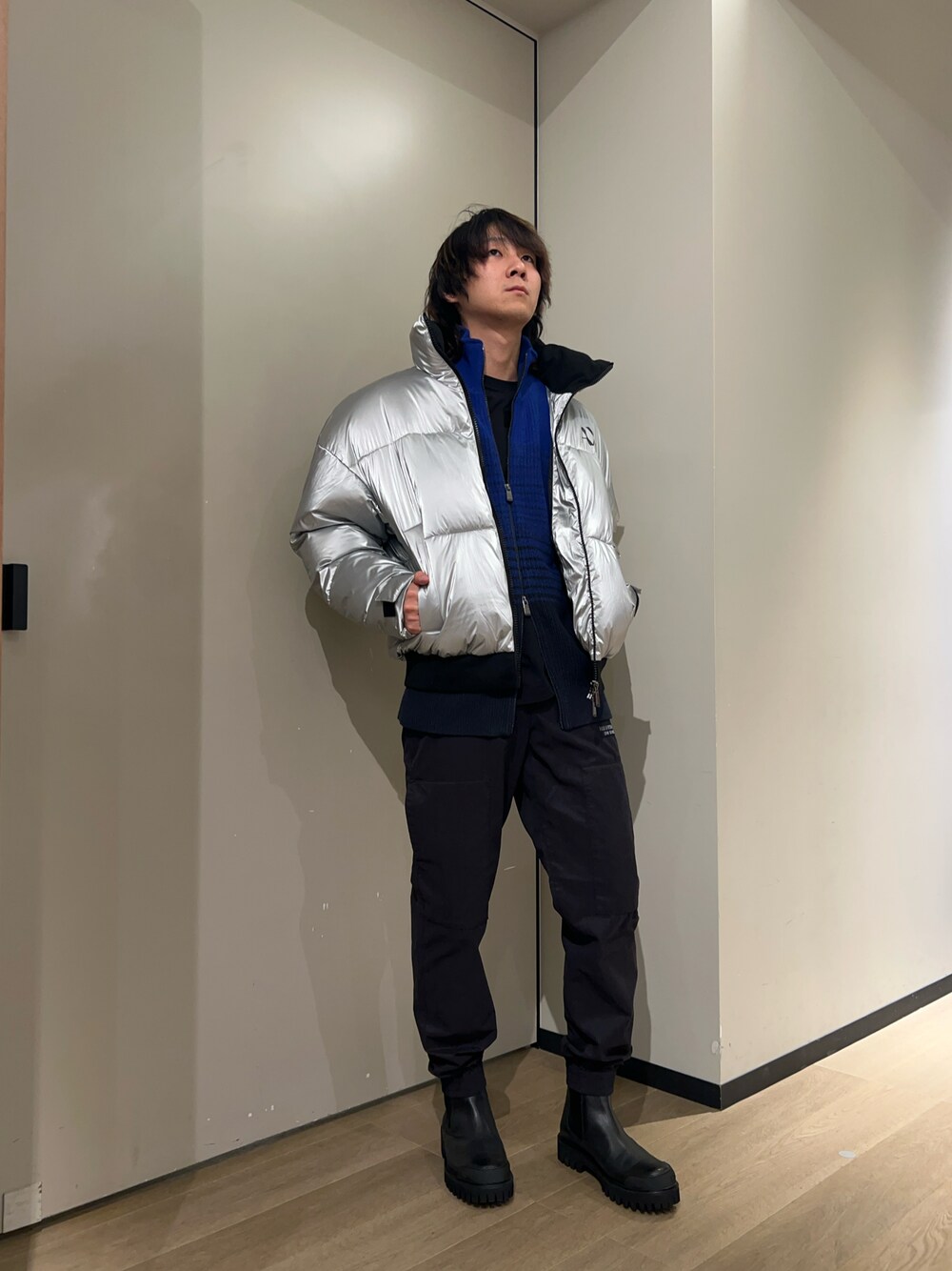 「armaniexchange、AXchanger、AXchange、アルマーニエクスチェンジ、ダウンジャケット、冬のコーデ、メンズファッション、ストリートコーデ、メタリック、グラデーションニット」｜「ARMANI EXCHANGEの【A|X アルマーニ エクスチェンジ】グラデーションジップアップカーディガン（カーディガン/ボレロ、ホワイト系）」を使った、428さん（メンズ・173cm）の冬コーディネートの1枚目の写真