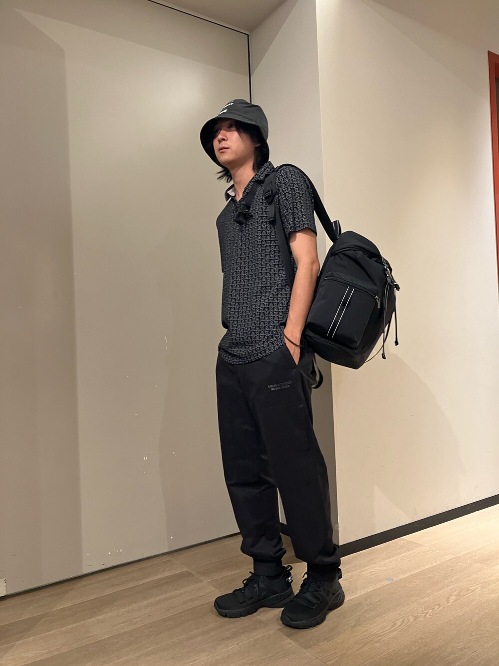 「休日スタイル、AXchanger、アルマーニエクスチェンジ、AXchange、armaniexchange、リラックススタイル、カジュアル、バケットハット、バックパック、ポロシャツ、シンプル、モノトーンコーデ、シンプルコーデ、今日のコーデ」｜「ARMANI EXCHANGEの【A|X アルマーニ エクスチェンジ】カーゴジョガーパンツ（チノパンツ、ブラック系）」を使った、428さん（メンズ・173cm）の秋コーディネートの1枚目の写真