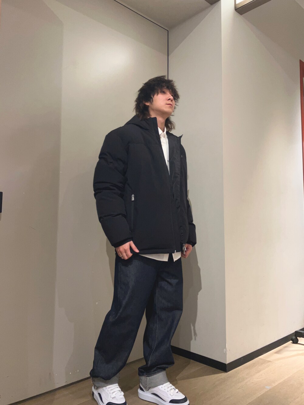 「AXchanger、AXchange、armaniexchange、アルマーニエクスチェンジ、冬のコーデ、カジュアルコーデ、デニムパンツ、メンズファッション、きれいめカジュアル、ダウンジャケット、シャツコーデ」｜「ARMANI EXCHANGEの【A|X アルマーニ エクスチェンジ】リサイクルナイロン製　ダウンジャケット（ダウンジャケット/コート、ブラック系）」を使った、428さん（メンズ・173cm）の冬コーディネートの1枚目の写真