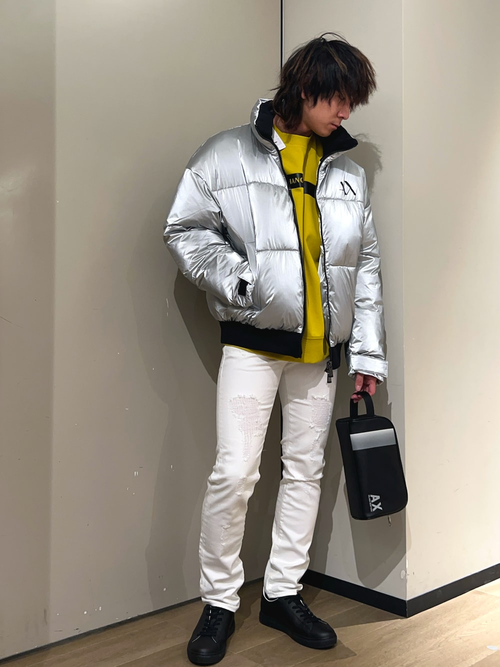 「armaniexchange、AXchanger、AXchange、アルマーニエクスチェンジ、冬のコーデ、ダウンジャケット、デニムパンツ、白デニム、メンズファッション、メタリック」｜「ARMANI EXCHANGEの【A|X アルマーニ エクスチェンジ】AXロゴ　パファーブルゾン（ブルゾン、シルバー系）」を使った、428さん（メンズ・173cm）の冬コーディネートの1枚目の写真