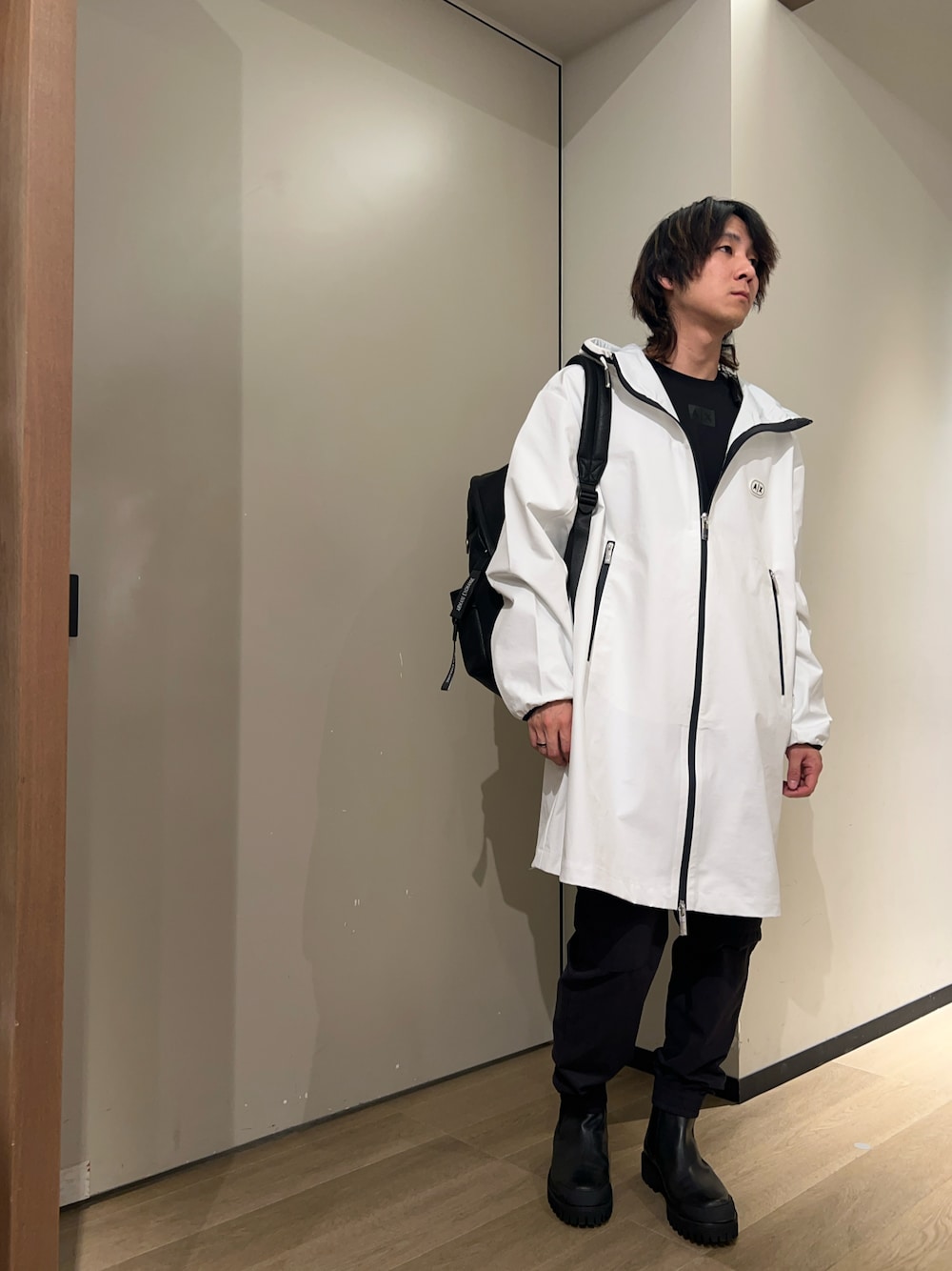 「ナイロンジャケット、コート、ブーツ、カーゴパンツ、カジュアルコーデ、カジュアル、アルマーニエクスチェンジ、armaniexchange、AXchanger、AXchange、ラフ、シンプルコーデ、キレイめカジュアル」｜「ARMANI EXCHANGEの【A|X アルマーニ エクスチェンジ】AXロゴ　長袖クルーネックTシャツ/REGULAR（Tシャツ/カットソー、ブラック系）」を使った、428さん（メンズ・173cm）の冬コーディネートの1枚目の写真
