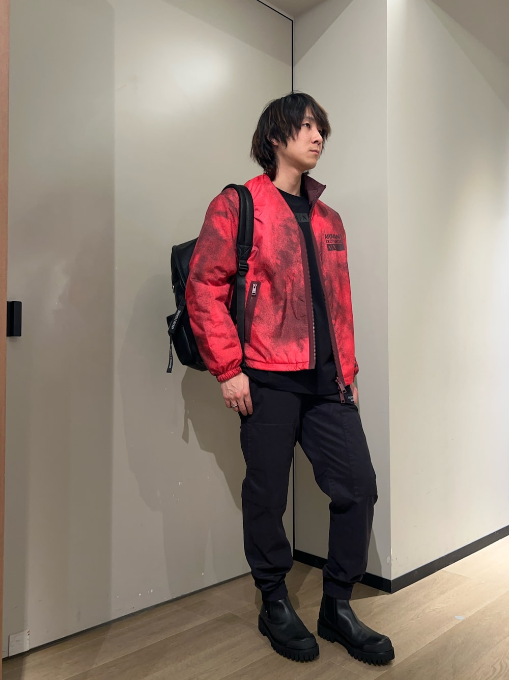 「armaniexchange、AXchanger、AXchange、アルマーニエクスチェンジ、ブラックコーデ、メンズファッション、冬のコーデ、ストリートコーデ、ブルゾン、黒パンツ」｜「ARMANI EXCHANGEの【A|X アルマーニ エクスチェンジ】カモプリント　リバーシブルブルゾン（ブルゾン、レッド系）」を使った、428さん（メンズ・173cm）の冬コーディネートの1枚目の写真