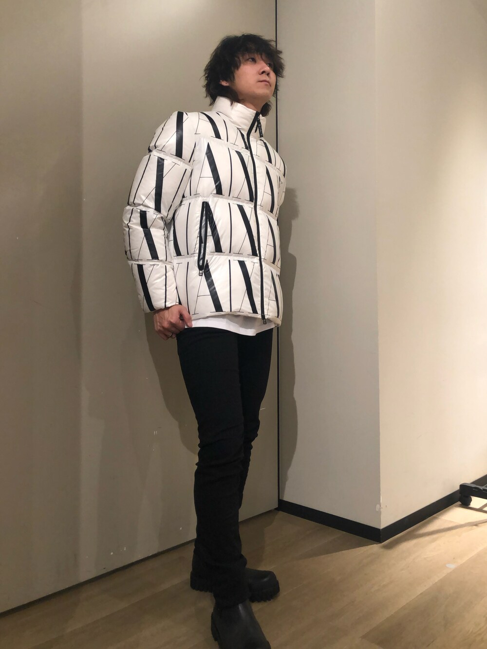 「メンズファッション、冬のコーデ、モノトーンコーデ、お出かけコーデ、黒、デートコーデ、スキニーデニム、アルマーニエクスチェンジ、AXchanger、AXchange、armaniexchange」｜「ARMANI EXCHANGEの【A|X アルマーニ エクスチェンジ】ICONリアルダウンジャケット（ダウンジャケット/コート、ホワイト系）」を使った、428さん（メンズ・173cm）の冬コーディネートの1枚目の写真