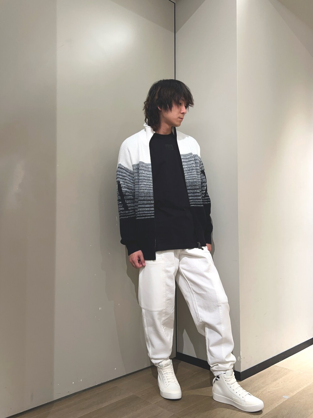 「シンプル、メンズファッション、アルマーニエクスチェンジ、AXchanger、AXchange、armaniexchange、ストリートコーデ、モノトーンコーデ、ニット、スウェット、ラフ、休日スタイル」｜「ARMANI EXCHANGEの【A|X アルマーニ エクスチェンジ】グラデーションジップアップカーディガン（カーディガン/ボレロ、ホワイト系）」を使った、428さん（メンズ・173cm）の冬コーディネートの1枚目の写真