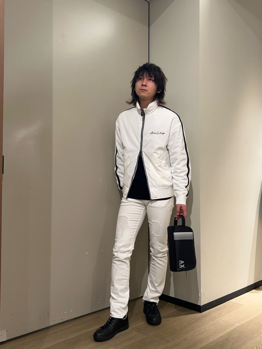 「armaniexchange、AXchanger、AXchange、アルマーニエクスチェンジ、メンズファッション、モノトーンコーデ、休日スタイル、白デニム、冬のコーデ、白黒」｜「ARMANI EXCHANGEの【A|X アルマーニ エクスチェンジ】テープデザイン　ボンバージャケット（ブルゾン、ブルー系）」を使った、428さん（メンズ・173cm）の冬コーディネートの1枚目の写真