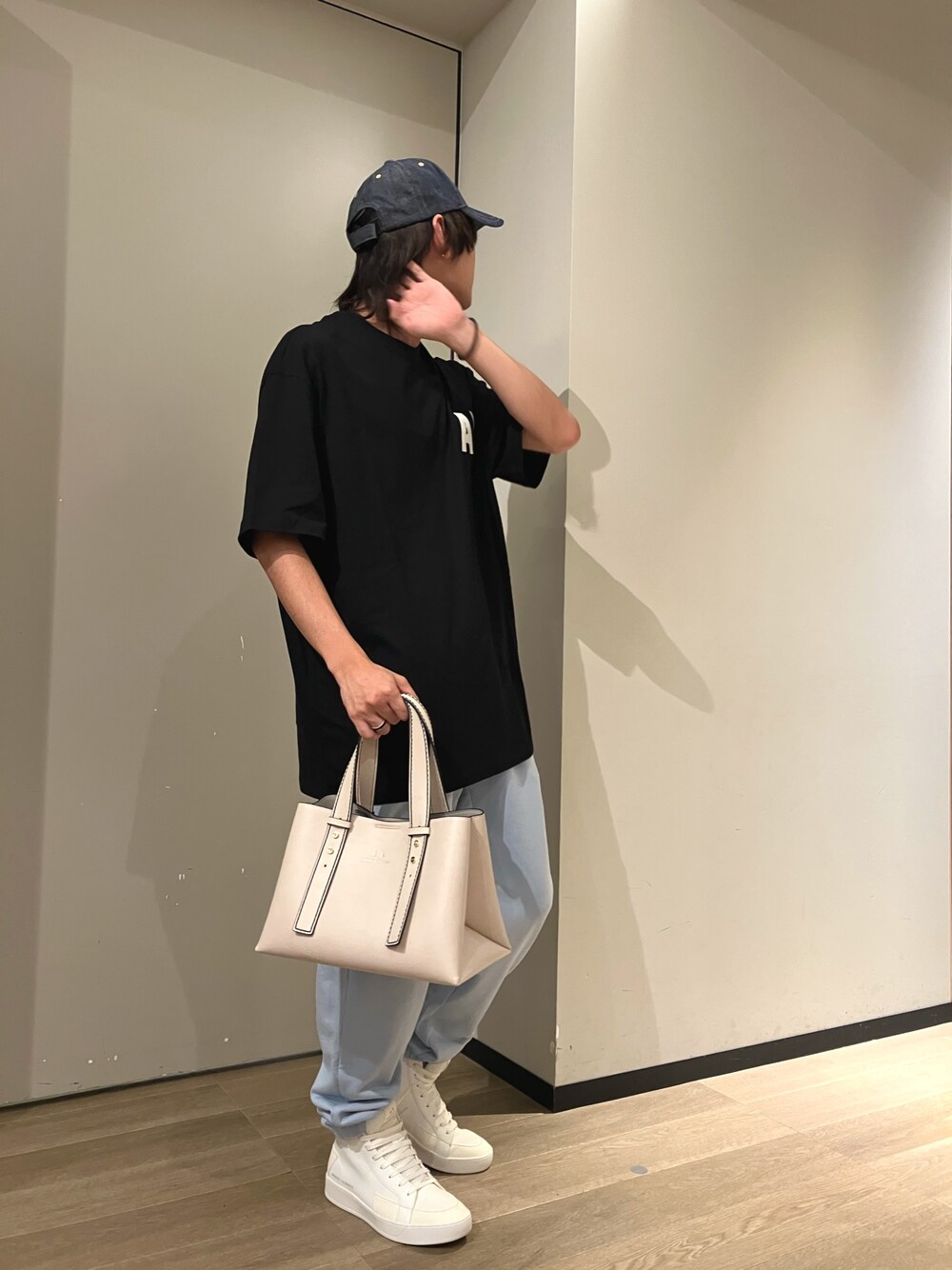 「休日スタイル、カジュアルコーデ、AXchanger、AXchange、アルマーニエクスチェンジ、armaniexchange」｜「ARMANI EXCHANGEの【A|X アルマーニ エクスチェンジ】AXロゴ 半袖クルーネックTシャツ (UNISEX CAPSULE)（Tシャツ/カットソー、ブラック系）」を使った、428さん（メンズ・173cm）の冬コーディネートの1枚目の写真