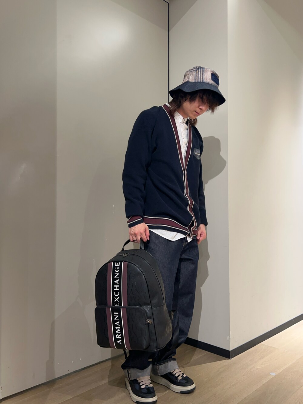 「メンズファッション、カジュアルコーデ、カーディガン、デニム、デニムパンツ、スニーカー、オールドスクール、カジュアル、はるコーデ、AXchanger、AXchange、アルマーニエクスチェンジ、armaniexchange」｜「ARMANI EXCHANGEの【A|X アルマーニ エクスチェンジ】オールオーバーロゴ　長袖シャツ/SLIM（シャツ/ブラウス、ホワイト系）」を使った、428さん（メンズ・173cm）の冬コーディネートの1枚目の写真
