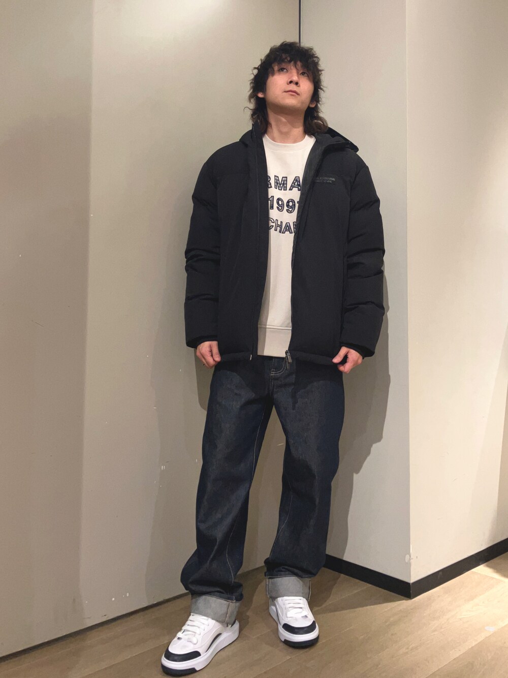 「休日スタイル、シンプルコーデ、冬コーデ、カジュアルコーデ、アルマーニエクスチェンジ、AXchanger、AXchange、armaniexchange、ダウンジャケット、デニム、デニムパンツ、スニーカー、スニーカーコーデ」｜「ARMANI EXCHANGEの【A|X アルマーニ エクスチェンジ】リサイクルナイロン製　ダウンジャケット（ダウンジャケット/コート、ブラック系）」を使った、428さん（メンズ・173cm）の冬コーディネートの1枚目の写真