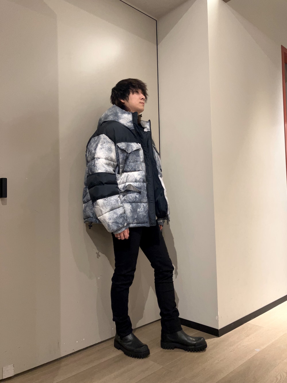 「アルマーニエクスチェンジ、AXchanger、AXchange、armaniexchange、ARMANIEXCHANGE、休日スタイル、シンプルコーデ、お出かけコーデ、冬コーデ、ダウンジャケット、着回しコーデ、シンプル、シンプルスタイル、冬のコーデ、スキニーデニム」｜「ARMANI EXCHANGEの【A|X アルマーニ エクスチェンジ】チェルシーブーツ（ブーツ、ブラック系）」を使った、428さん（メンズ・173cm）の冬コーディネートの1枚目の写真