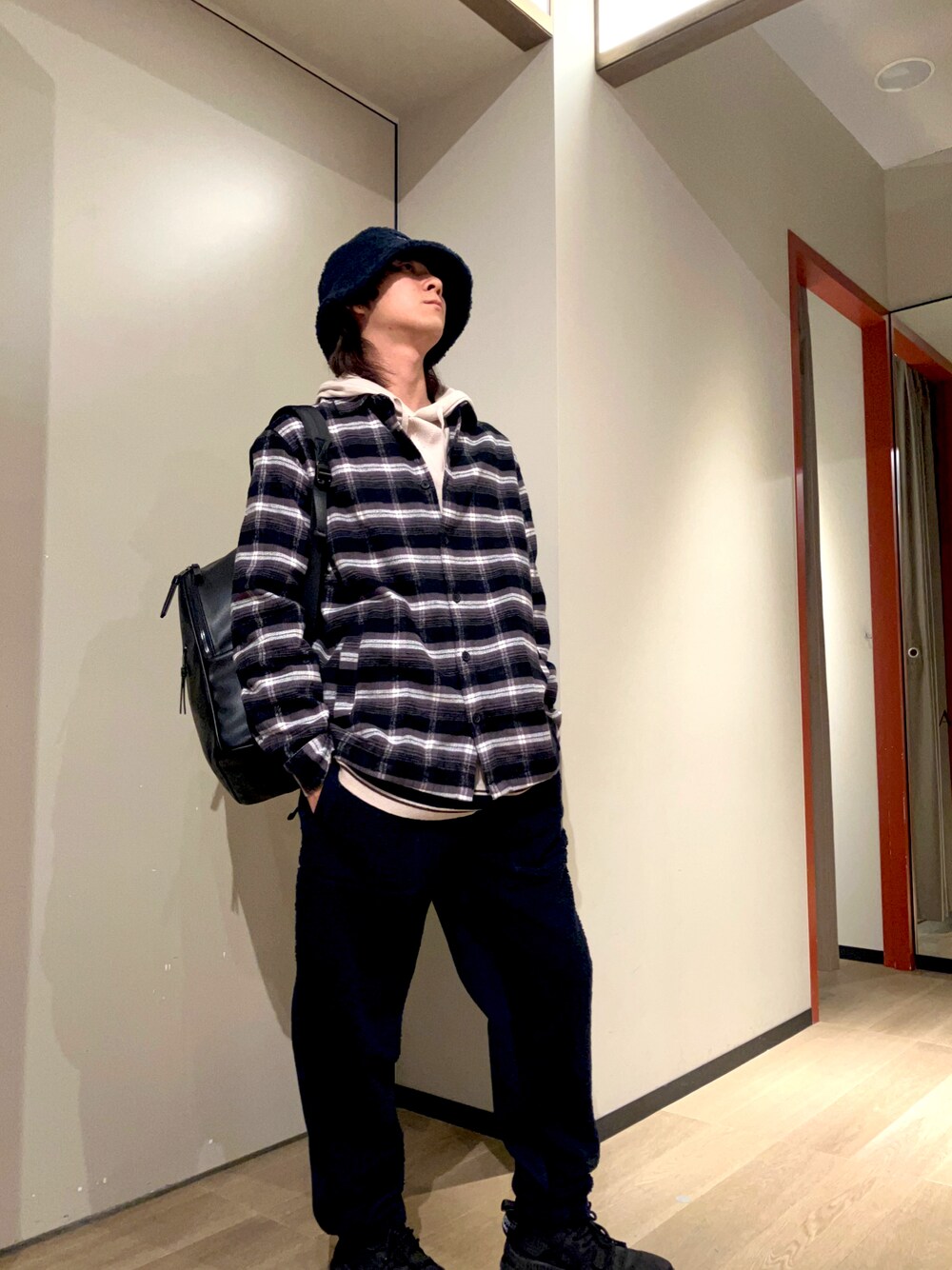 「AXchanger、AXchange、armaniexchange、アルマーニエクスチェンジ、メンズファッション、お出かけコーデ、重ね着ベストシーズン、秋コーデ、ニットコーデ、秋冬コーデ、シャツ、シンプルスタイル、バケットハット、ボア」｜「ARMANI EXCHANGEの【A|X アルマーニ エクスチェンジ】AXロゴ　ボアバケットハット（ハット、ブルー系）」を使った、428さん（メンズ・173cm）の秋コーディネートの1枚目の写真